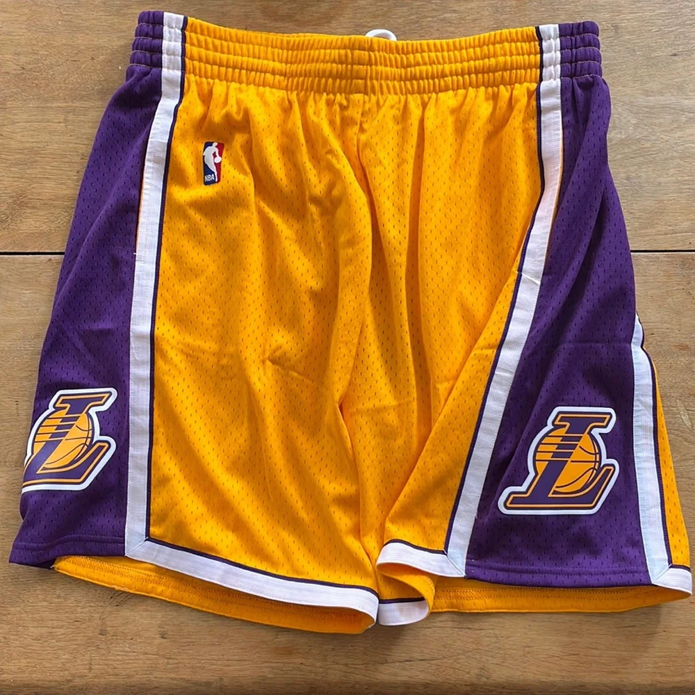 Mitchell & Ness Lakers shorts - Picture 1 of 2